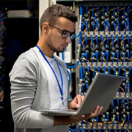 Gestão de TI, equipe de administração de rede, trabalhando no data center
