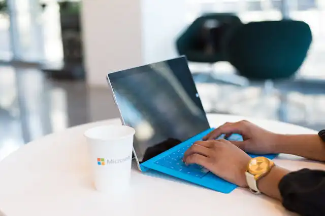 Especialistas da Tripletech configurando Microsoft Azure para empresas